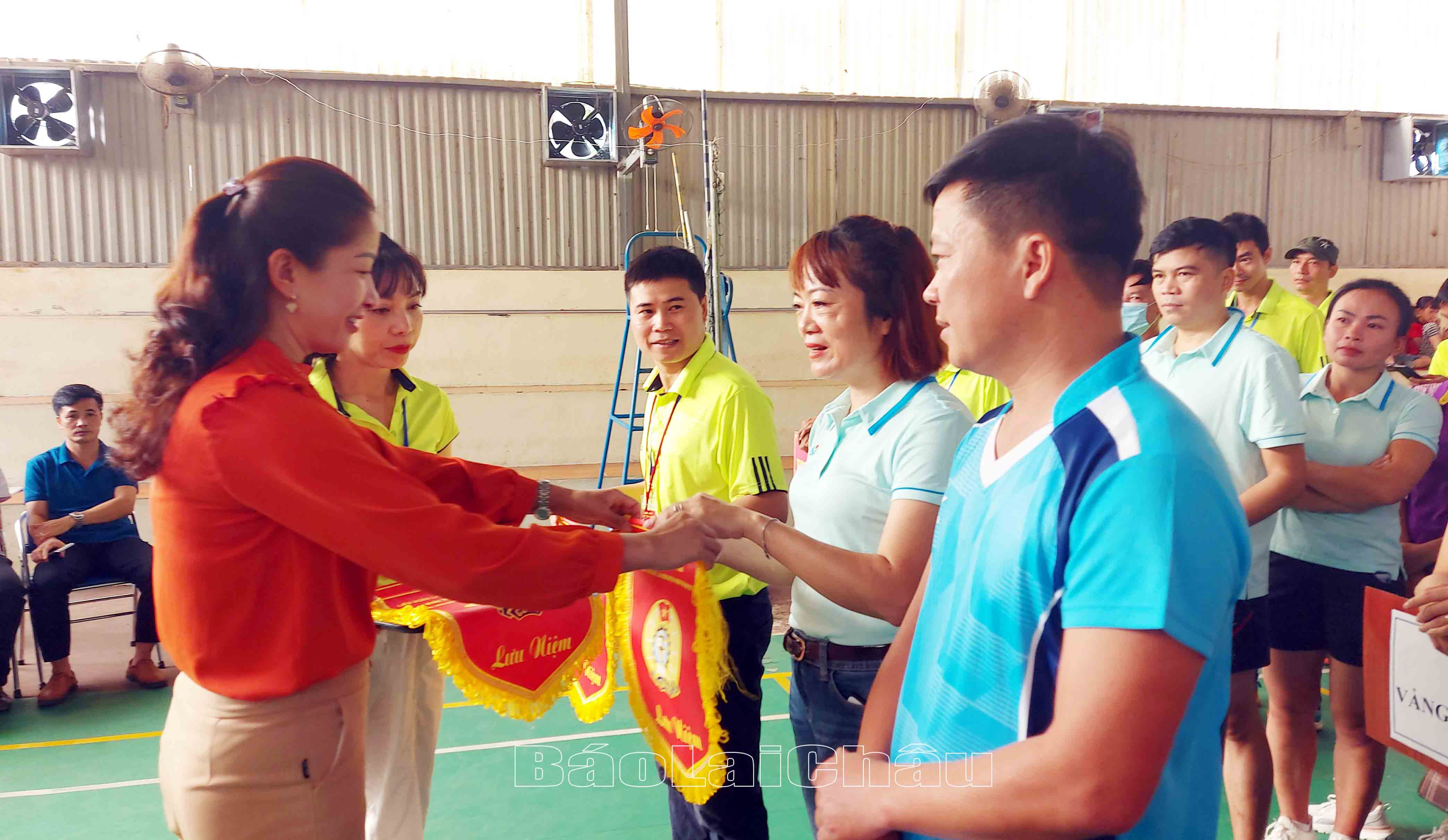 Đồng chí Mai Thị Hồng Sim – Phó Chủ tịch UBND huyện Phong Thổ trao cờ lưu niệm cho các đội tham dự Giải.